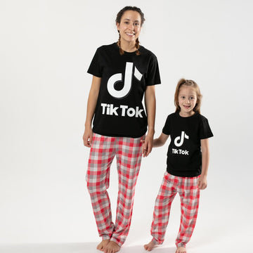 Pijama Tik Tok camiseta negra y pantalón rojo