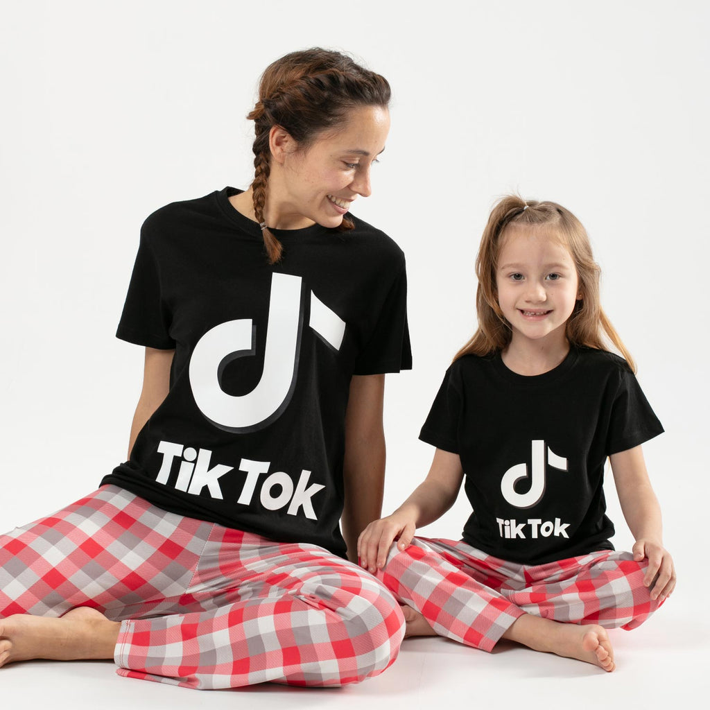 Pijama Tik Tok camiseta negra y pantalón rojo