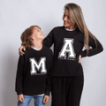 sudadera personalizada con inicial blanca y nombre. sudadera personalizada para familia